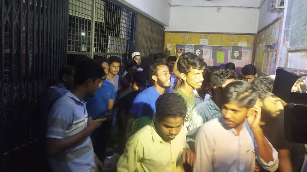 অবশেষে পিছু হটল ছাত্রলীগ, শিক্ষার্থীদের হলে তুলছেন প্রাধ্যক্ষ