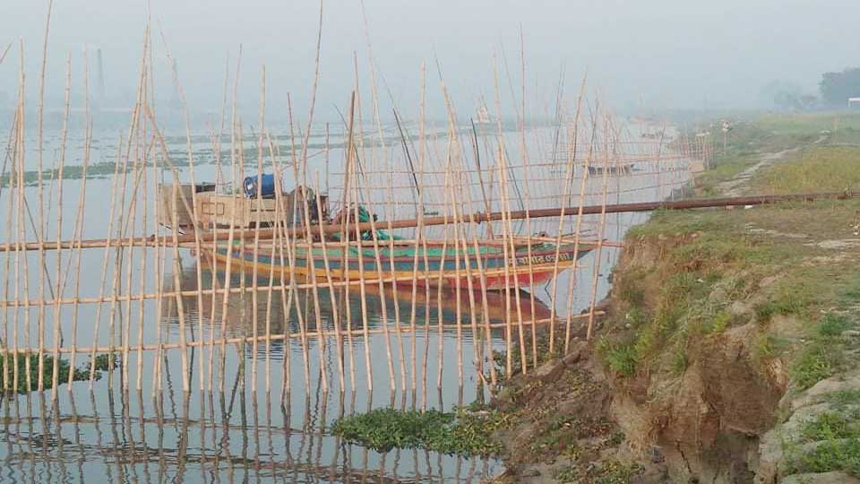 সিরাজদিখানে বেপরোয়া বালুদস্যুরা