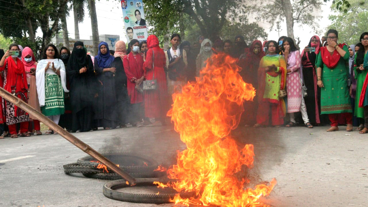 ছাত্রী লাঞ্ছনার প্রতিবাদে বাকৃবিতে সড়ক অবরোধ