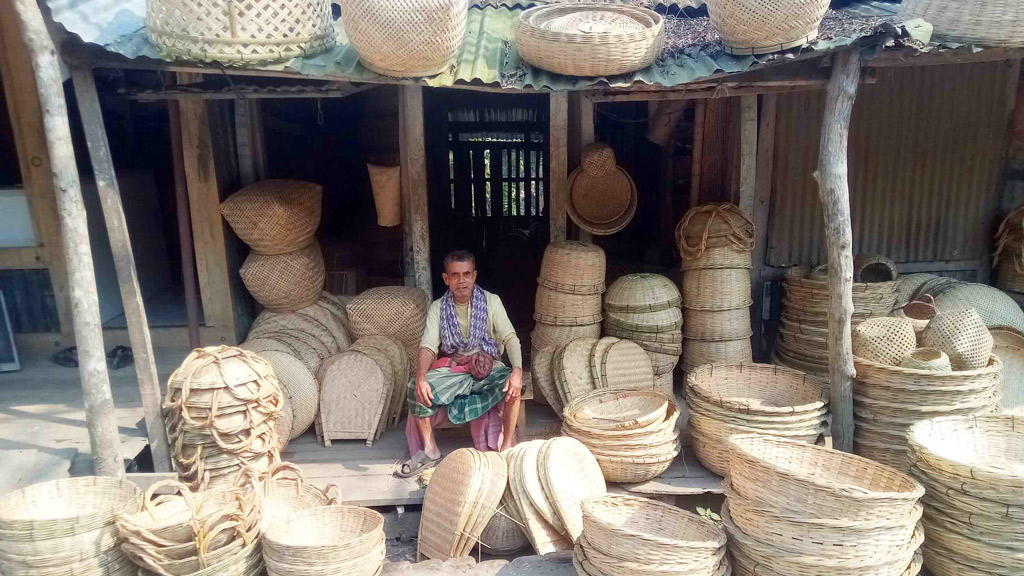 প্রতিকূলতার মধ্যেও টিকে আছে বাঁশ ও বেতশিল্প