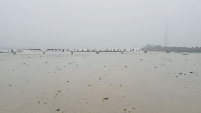 বিপৎসীমার ৪৭ সেন্টিমিটার ওপরে পানি, বন্যার আতঙ্কে তিস্তাপারের মানুষ