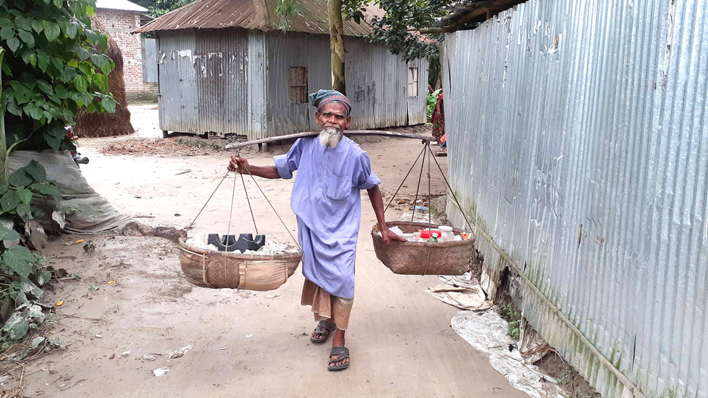 ৯০ বছর বয়সে জীবিকার টানে পথ চলছেন নজরুল