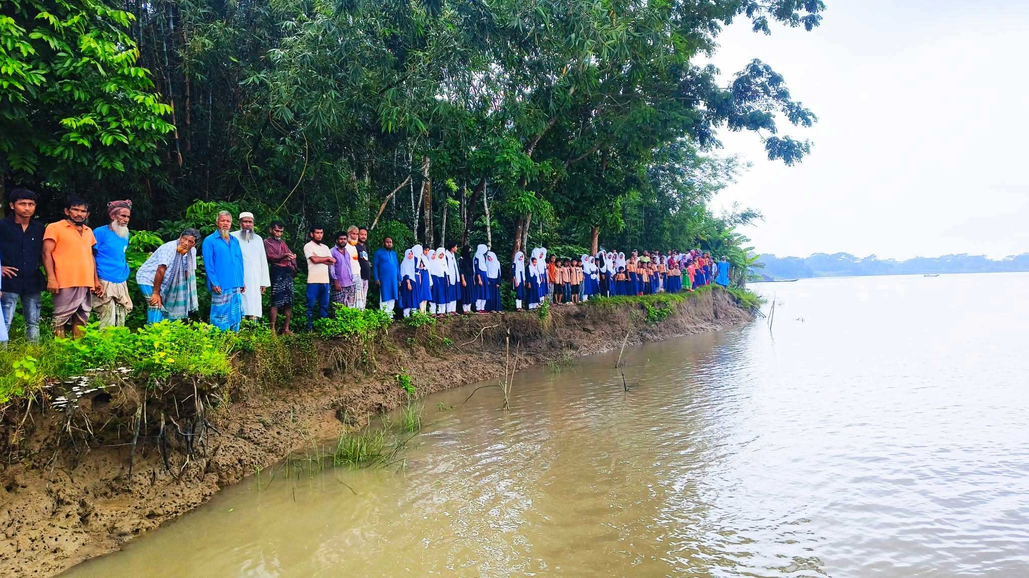 বিদ্যালয় রক্ষার দাবিতে নদীর তীরে শিক্ষক-শিক্ষার্থীদের মানববন্ধন