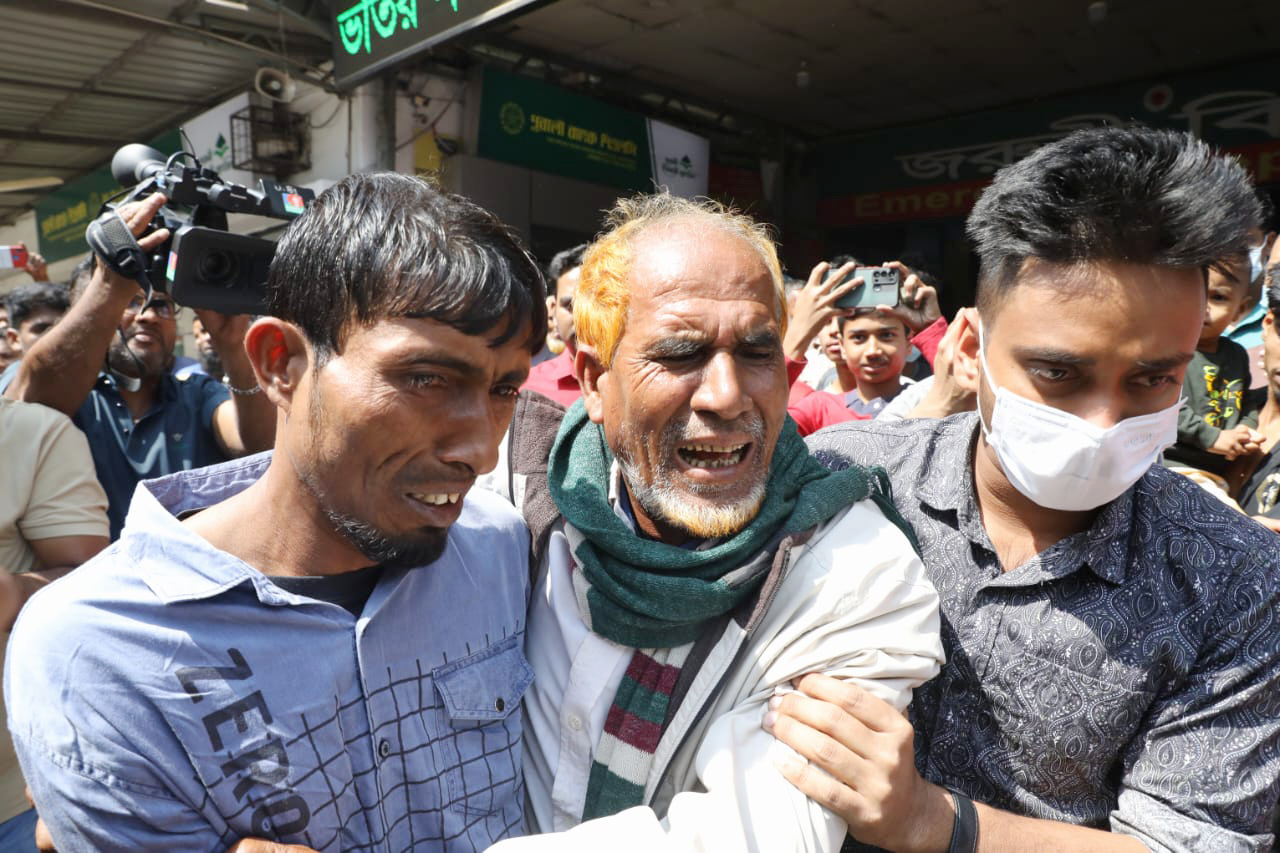 বিদেশযাত্রার অর্থ জোগাতে ঢাকায় এসে চাচার কাঁধে লাশ হয়ে বাড়ি ফিরছেন সাগর