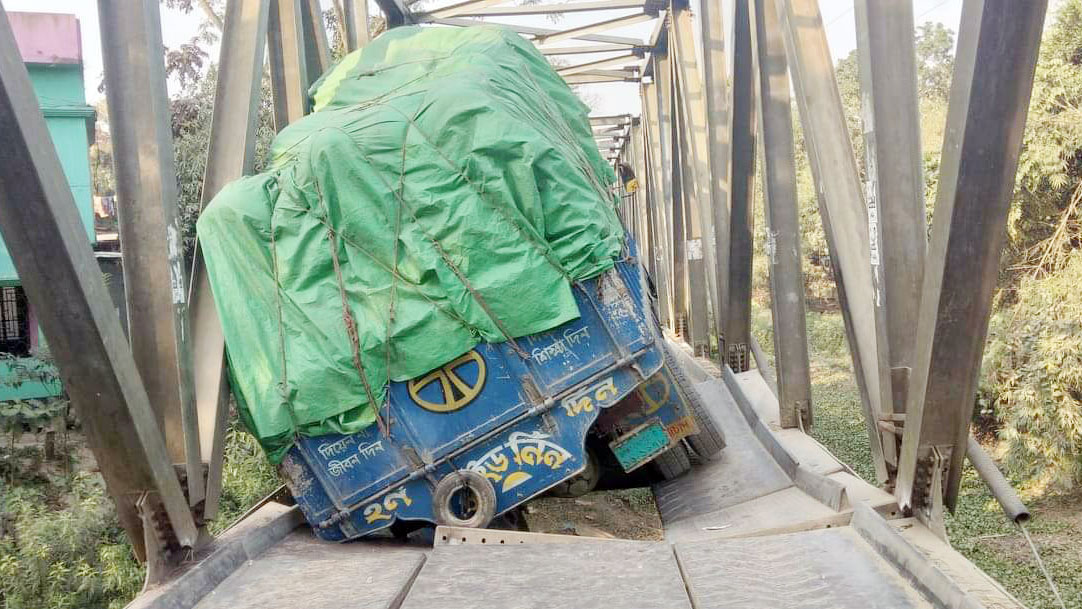 সেতু ভেঙে বন্ধ যান চলাচল