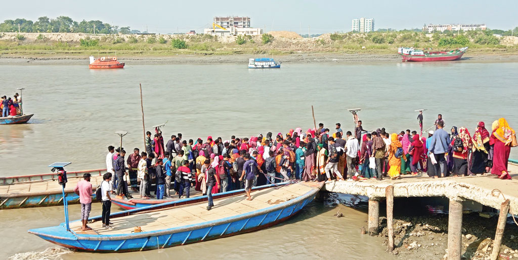 মোংলা ও দাকোপ: ২ নদীতে ঝুঁকি ১০ হাজার শ্রমিকের