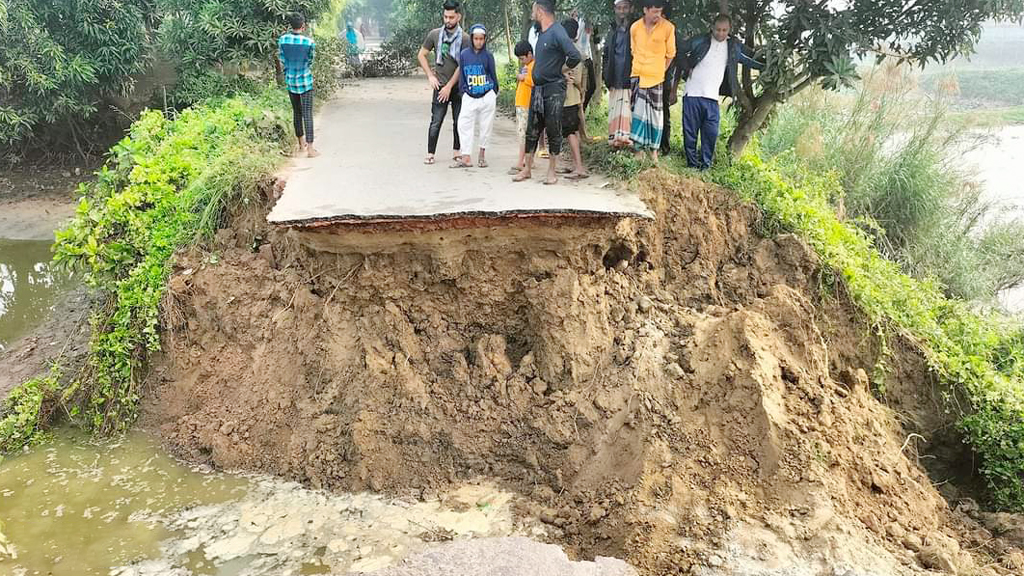 কালভার্টের মুখে বাঁধ, সড়ক ধসে খাল