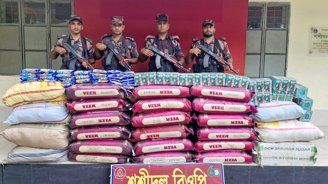 ব্রাহ্মণপাড়া ও কসবায় ৩০ লাখ টাকার ভারতীয় চোরাচালানি পণ্য জব্দ