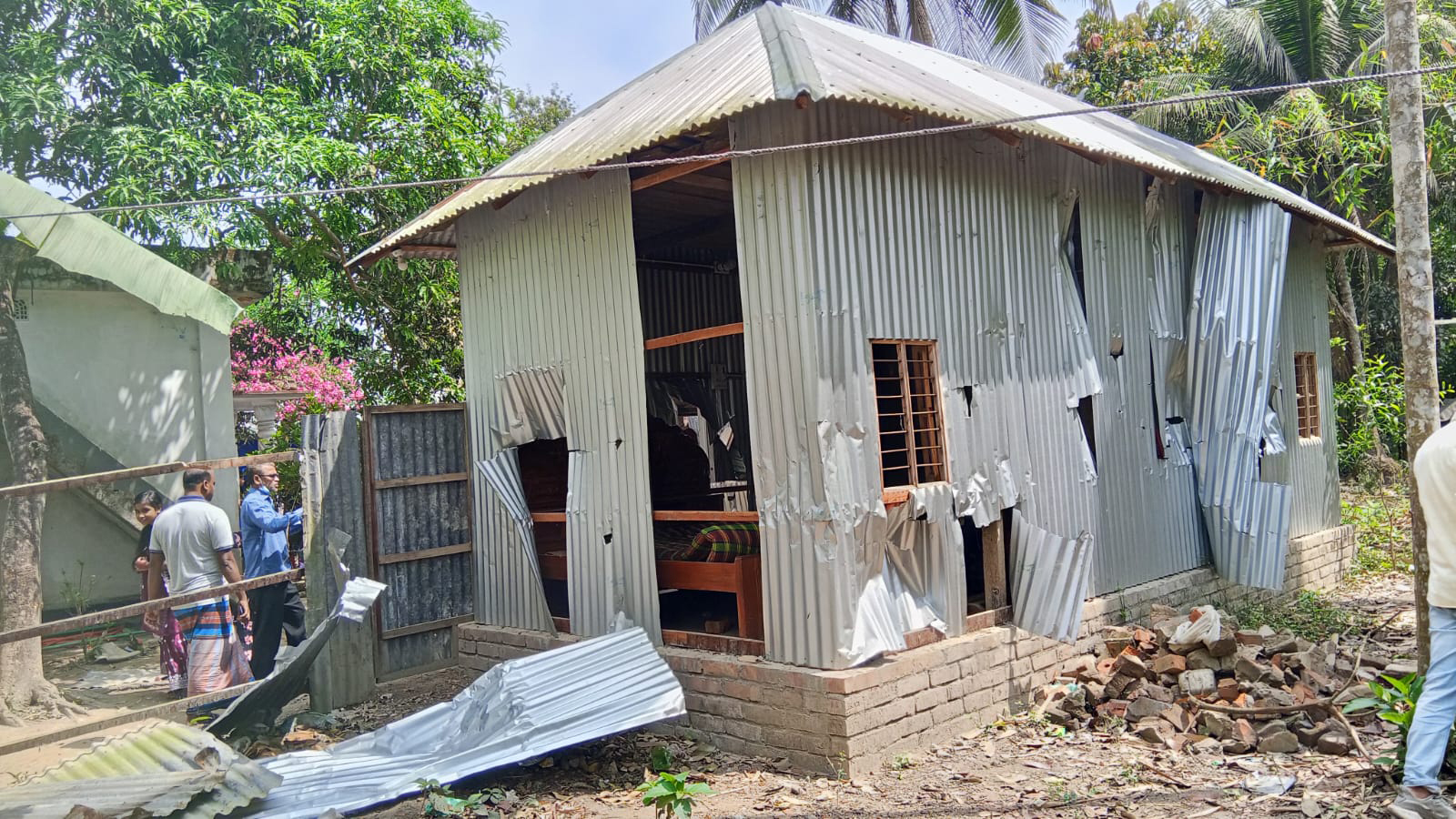 হামলায় তছনছ ১৭ বসতঘর, অভিযোগ ছাত্রদল-আ. লীগ নেতার বিরুদ্ধে