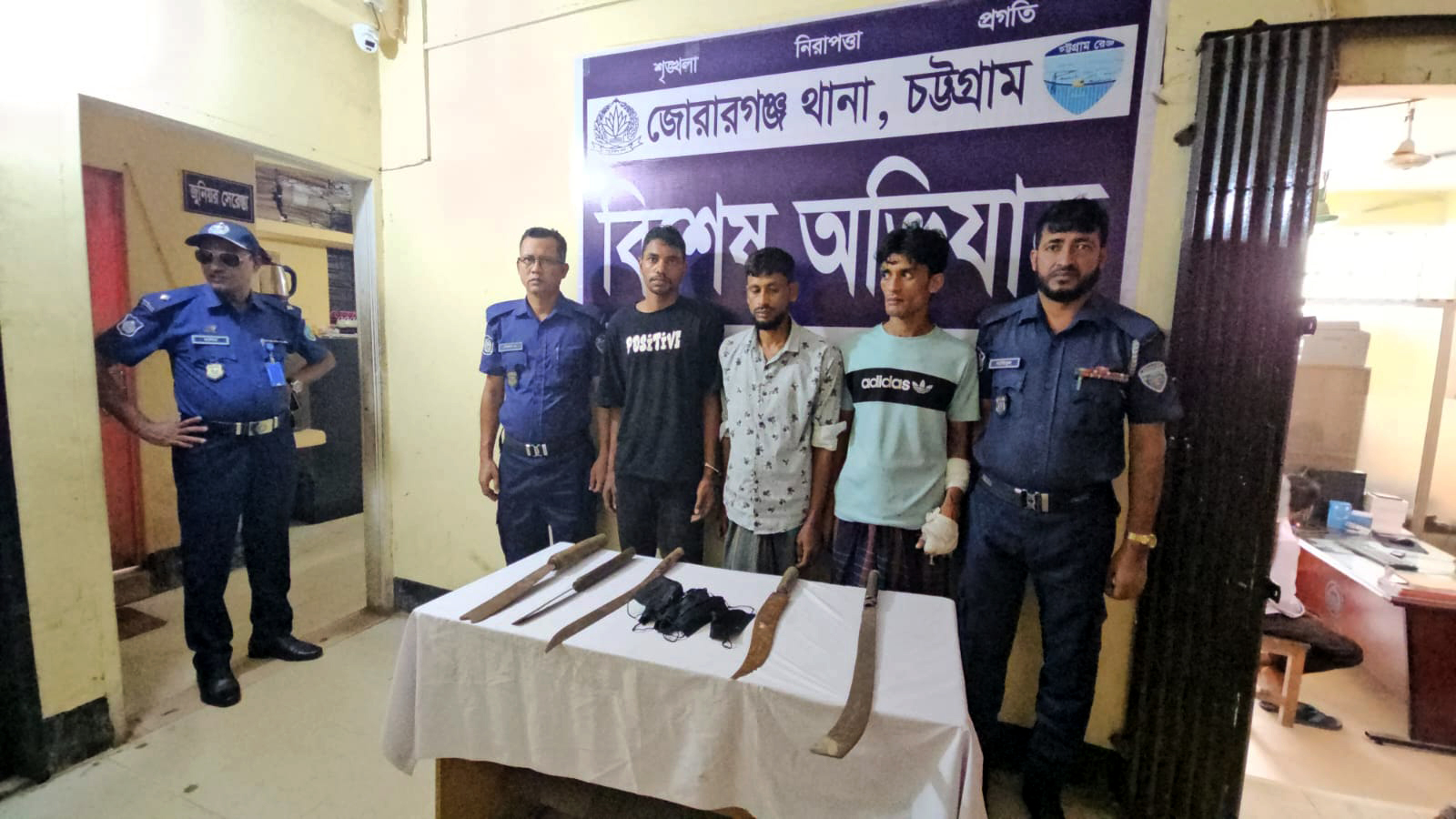 বারইয়ারহাট-খাগড়াছড়ি সড়কে ডাকাতির প্রস্তুতিকালে দেশীয় অস্ত্রসহ গ্রেপ্তার ৩