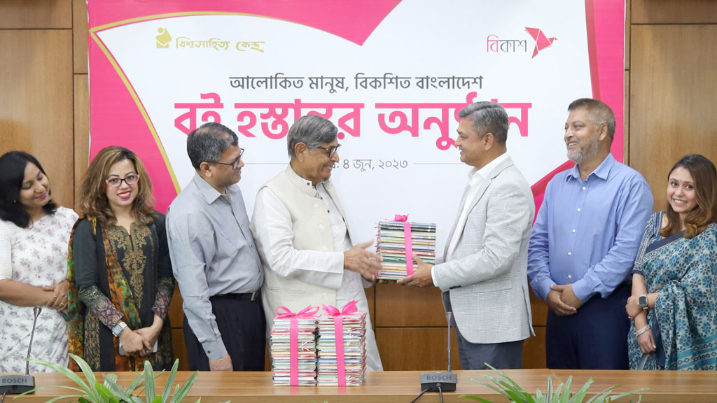 বিশ্বসাহিত্য কেন্দ্রে আরও ৩৩৬০০ বই হস্তান্তর বিকাশের