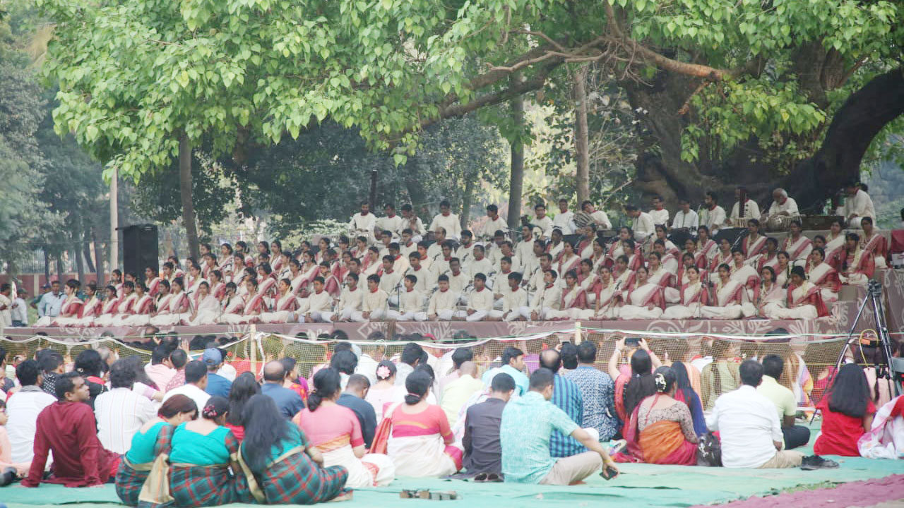 যন্ত্রবাদনের ঝংকারে রমনার বটমূলে স্বাগত বৈশাখ