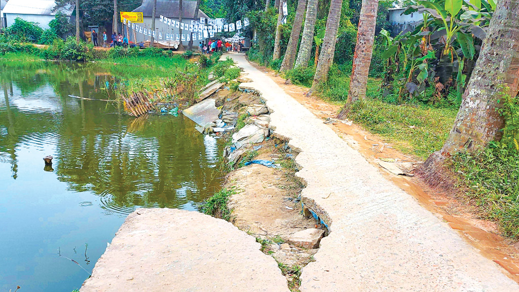 এক রাস্তা নিয়ে অনেক দুর্ভোগ