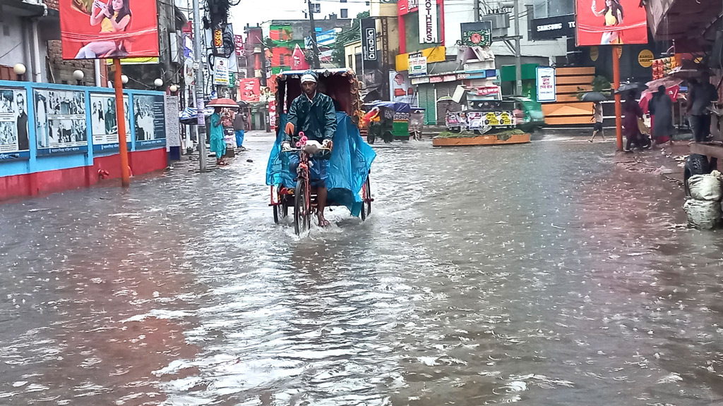 বৃষ্টিতে নগরের সড়কে হাঁটুপানি