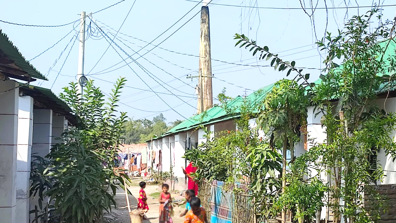 ইটভাটার ধোঁয়ায় আশ্রয়ণের বাসিন্দাদের অস্বস্তি