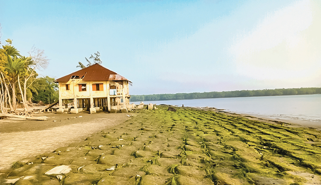 ভাঙনে বিলীন হচ্ছে পর্যটনকেন্দ্র কটকা