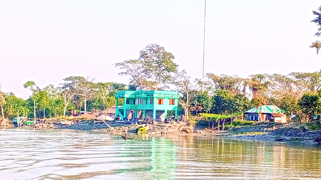 ভাঙছে সুন্দরবন, হুমকিতে স্থাপনা
