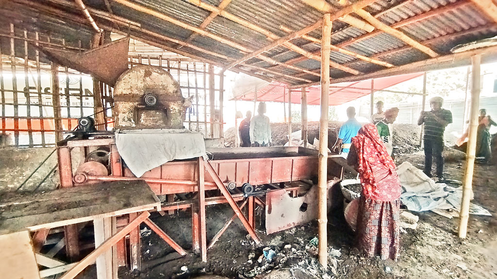 অবৈধ ৫ সার কারখানা বর্জ্যে বিপাকে স্থানীয়রা