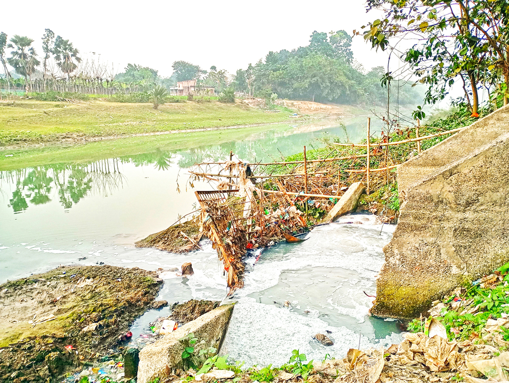 দখল-দূষণে অস্তিত্ব সংকট মাথাভাঙ্গার