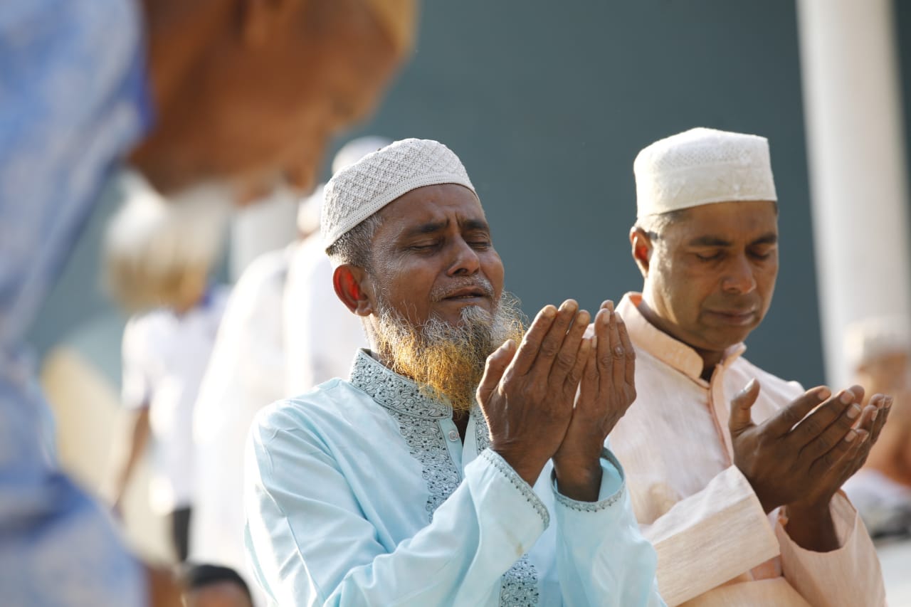 নামাজ আদায় শেষে দেশ-জাতির মঙ্গল কামনায় মহান আল্লাহর কাছে প্রার্থনা।