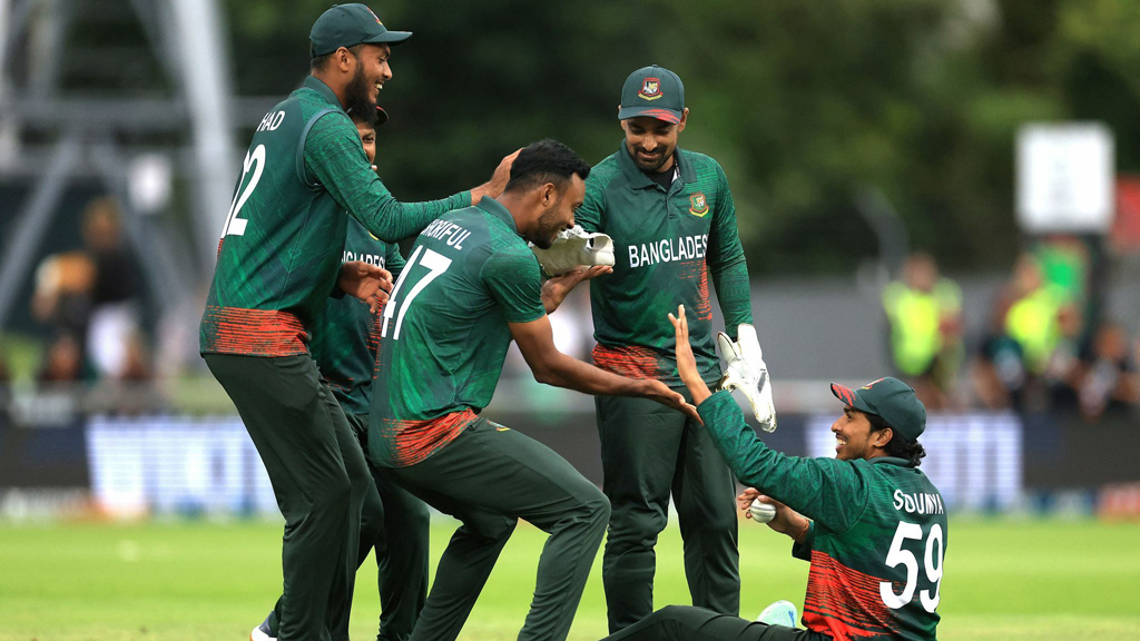 বাংলাদেশের বিপক্ষে বিব্রতকর রেকর্ড এড়াল নিউজিল্যান্ড