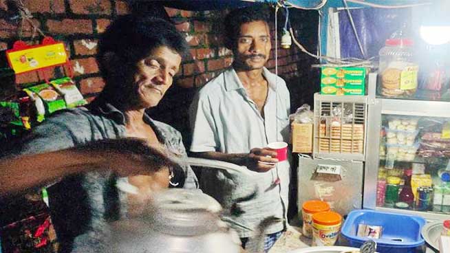 রাতের চা–দোকানে সচ্ছলতা