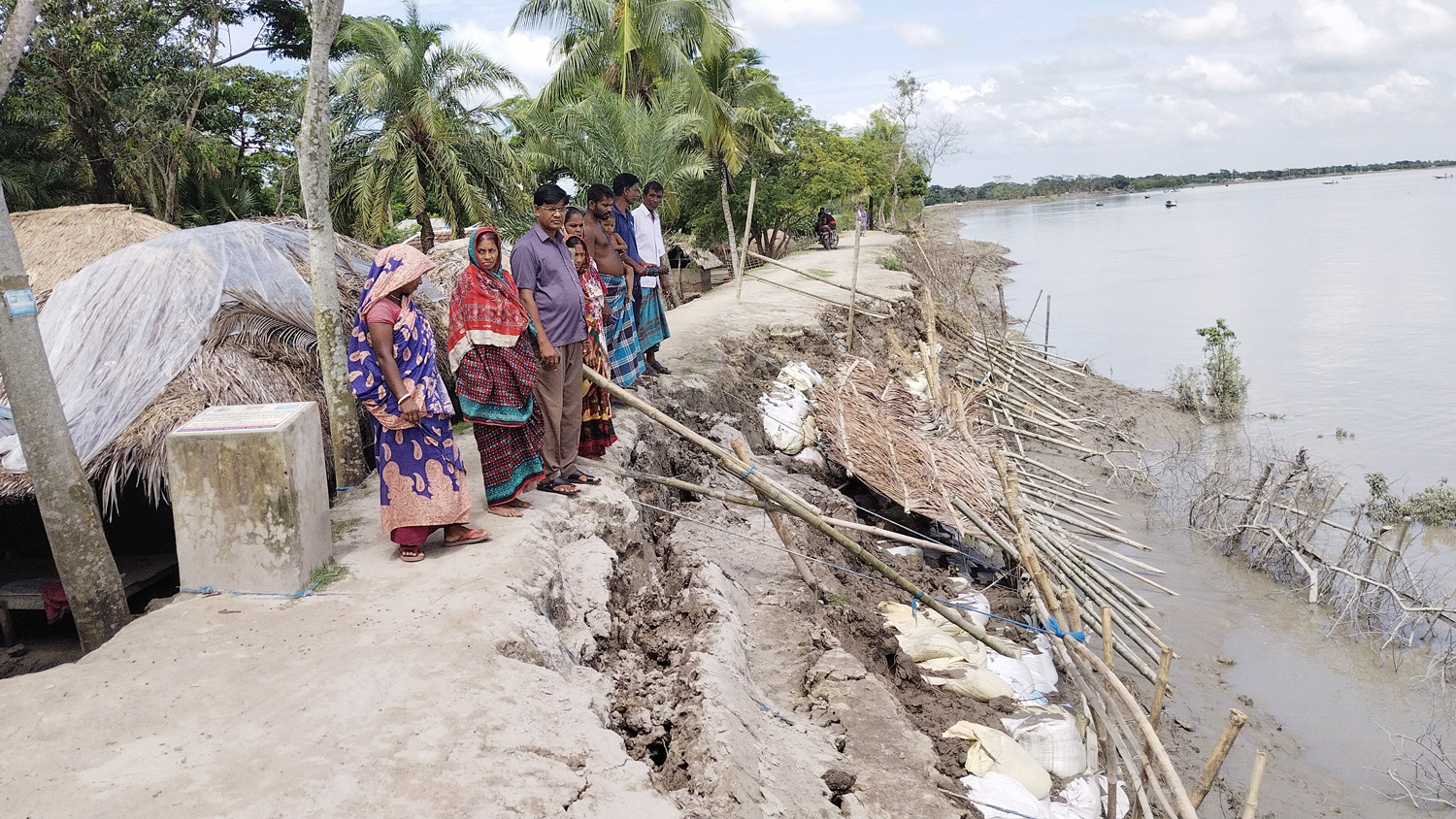 পাইকগাছার ভদ্রা নদীর ভাঙন আতঙ্কে ১৩ গ্রামের মানুষ