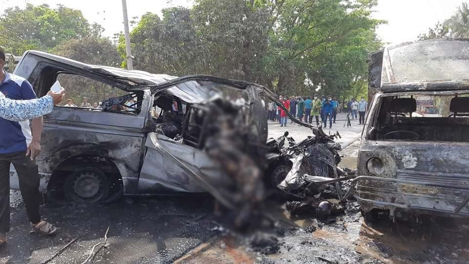রাজশাহীতে বাস-মাইক্রোবাস-লেগুনা ত্রিমুখী সংঘর্ষের পর সিলিন্ডার বিস্ফোরণ, নিহত ১৭