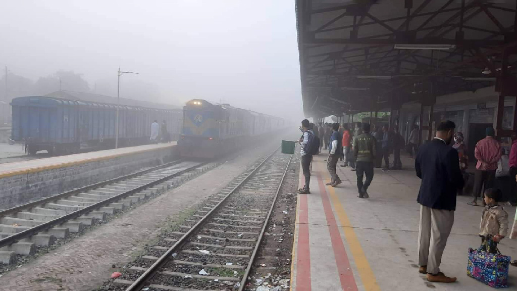 ঘনকুয়াশায় সৈয়দপুরে উড়োজাহাজ চলাচল বিঘ্ন, দিনে হেডলাইট জ্বালিয়ে চলছে বাস-ট্রেন