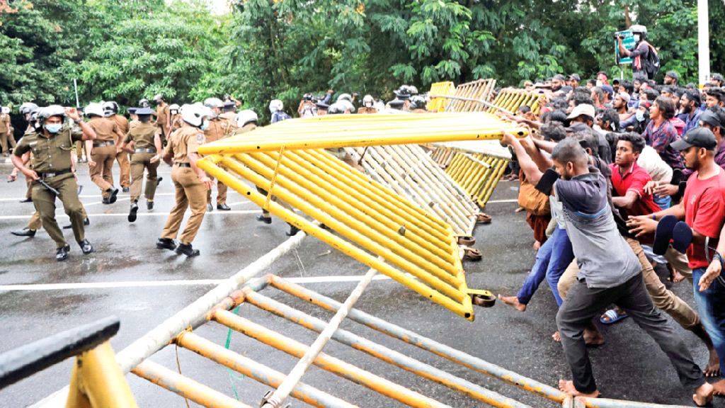 ব্যাপক বিক্ষোভে  আরও চাপে  রাজাপক্ষে