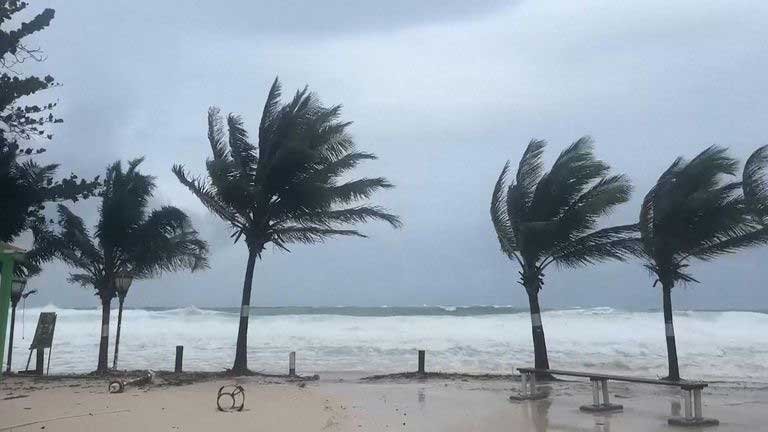 ক্যারিবীয় দ্বীপপুঞ্জে আঘাত হেনেছে ‘বিপর্যয়কর ঘূর্ণিঝড়’ বেরিল