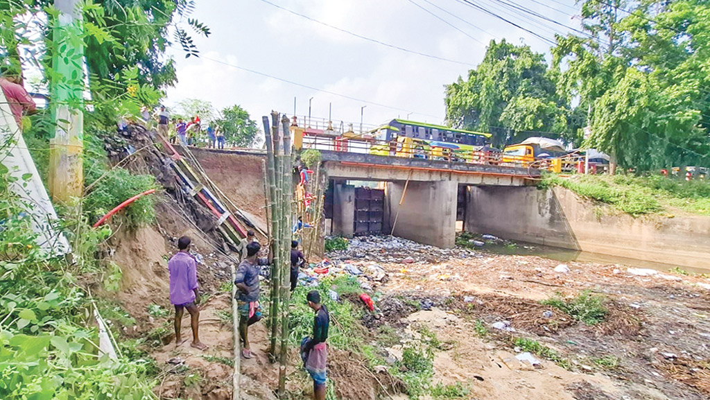 ময়লার ভাগাড়ের নিচে মুক্তিযুদ্ধের স্মৃতিচিহ্ন