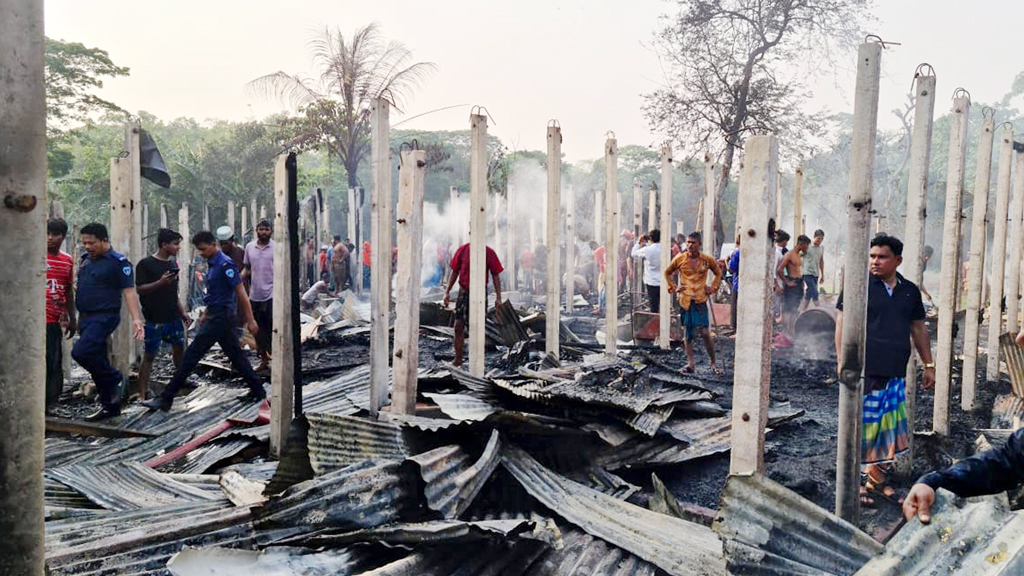 চান্দিনায় আগুনে পুড়ে গেছে ১৮ বসতঘর