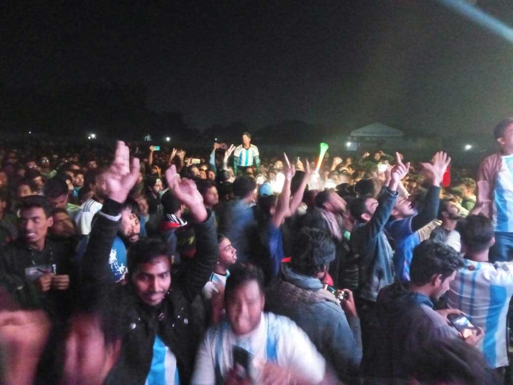 রাজশাহী বিশ্ববিদ্যালয় ক্যাম্পাসে শিক্ষার্থীদের উল্লাস। ছবি: আজকের পত্রিকা