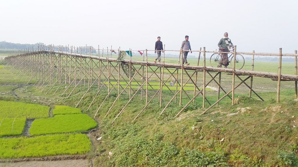 সেতু নেই, সাঁকোতে পারাপারে দুর্ভোগ