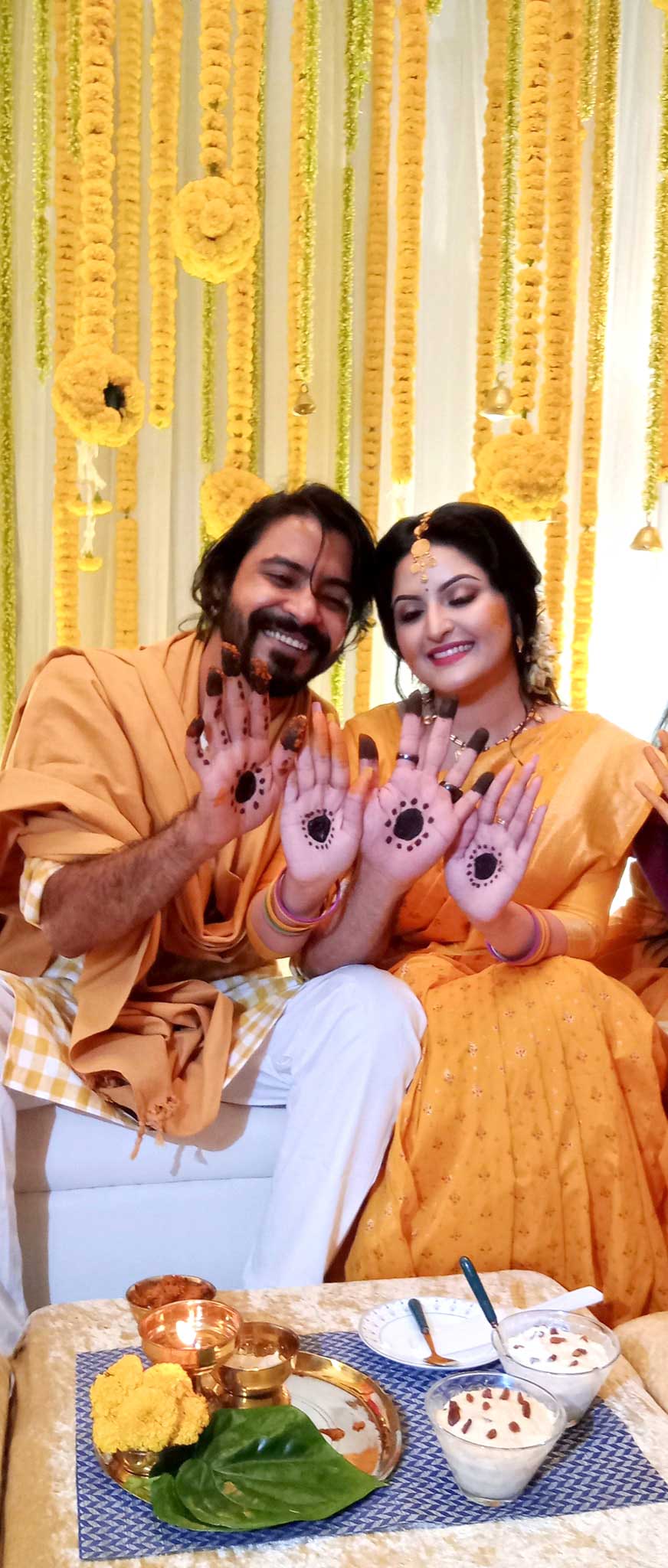 হাতে মেহেদি দিয়েছেন রাজ ও পরী