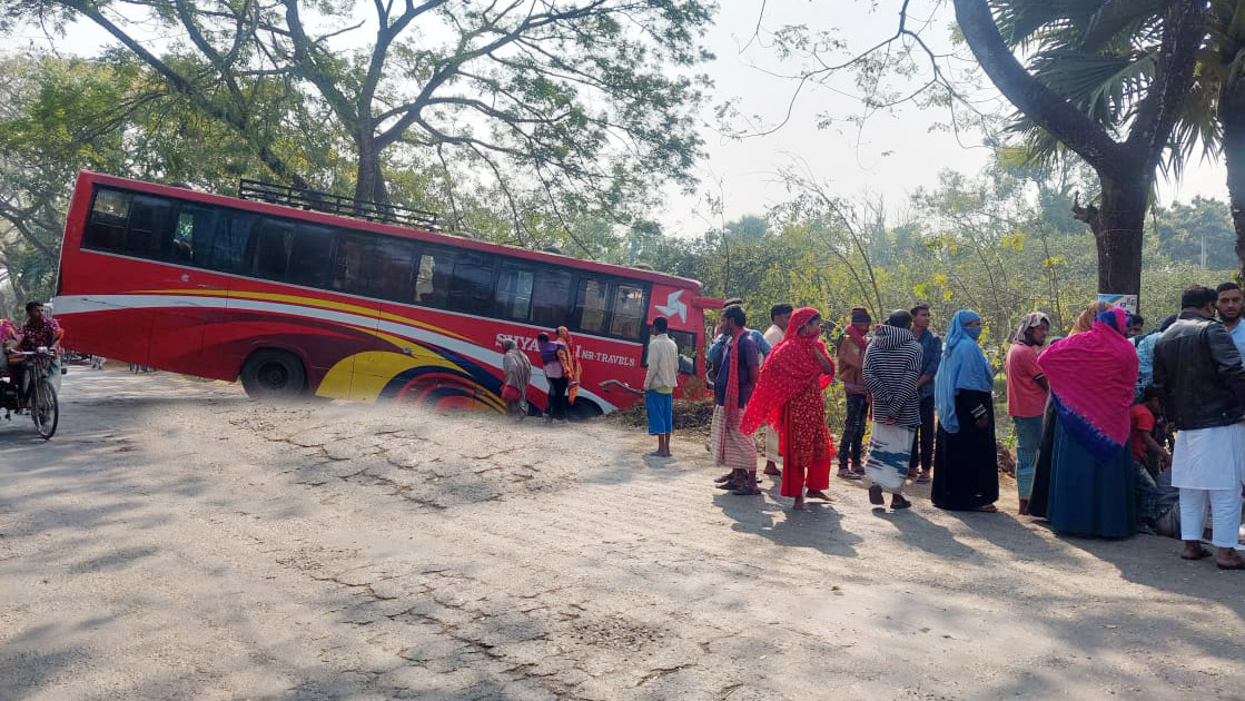 পাবনায় বাসের ধাক্কায় নারীর মৃত্যু
