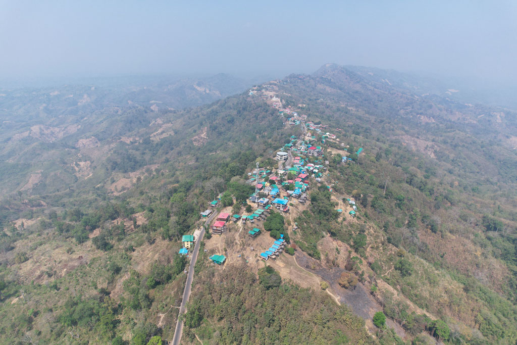 দেশের অন্যতম পর্যটনকেন্দ্র সাজেক ভ্যালি। বর্ষা ও শরৎকালে পর্যটকে ভরপুর থাকে এ সাজেক। তবে গরম ও শুষ্ক আবহাওয়ার কারণে গ্রীষ্মে কিংবা গ্রীষ্ম শুরুর আগে থেকেই কমে যায় পর্যটকের আনাগোনা। এখন সে সময় চলছে। তাই পর্যটক কম এ পাহাড়রাজ্যে। মঙ্গলবার দুপুরের দৃশ্য। বাঘাইছড়ি উপজেলার সাজেক এলাকা, রাঙামাটি, ৬ মার্চ ২০২৪। ছবি: হিমেল চাকমা