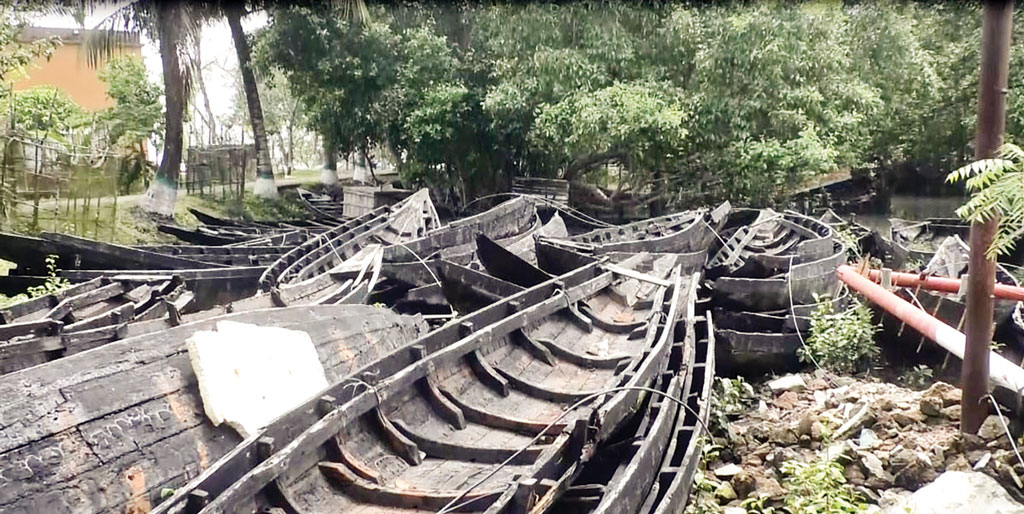 নষ্ট হচ্ছে সুন্দরবনে জব্দ হাজারো নৌকা-ট্রলার