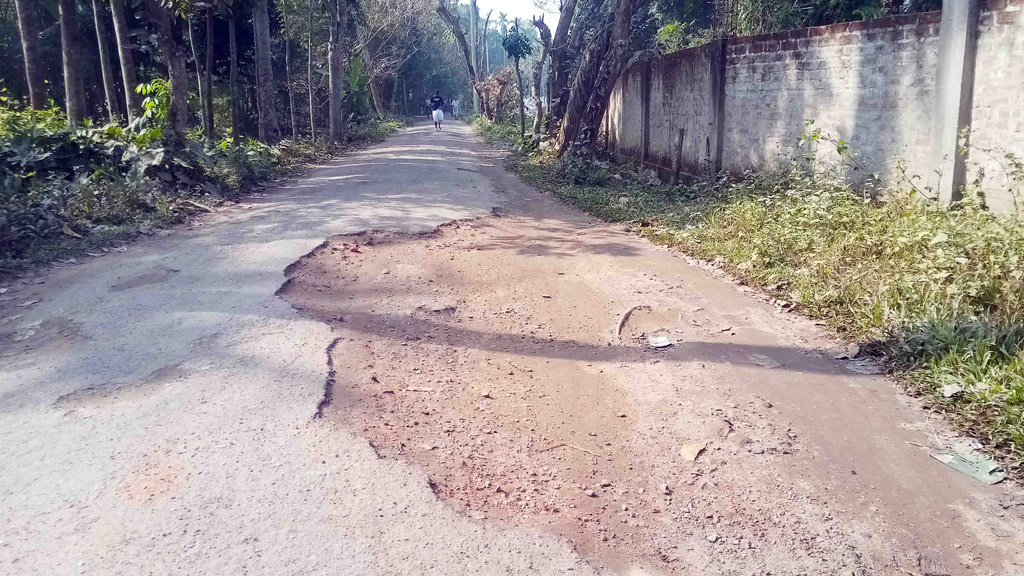 সংস্কার না হওয়া রাস্তায় দুর্ভোগ