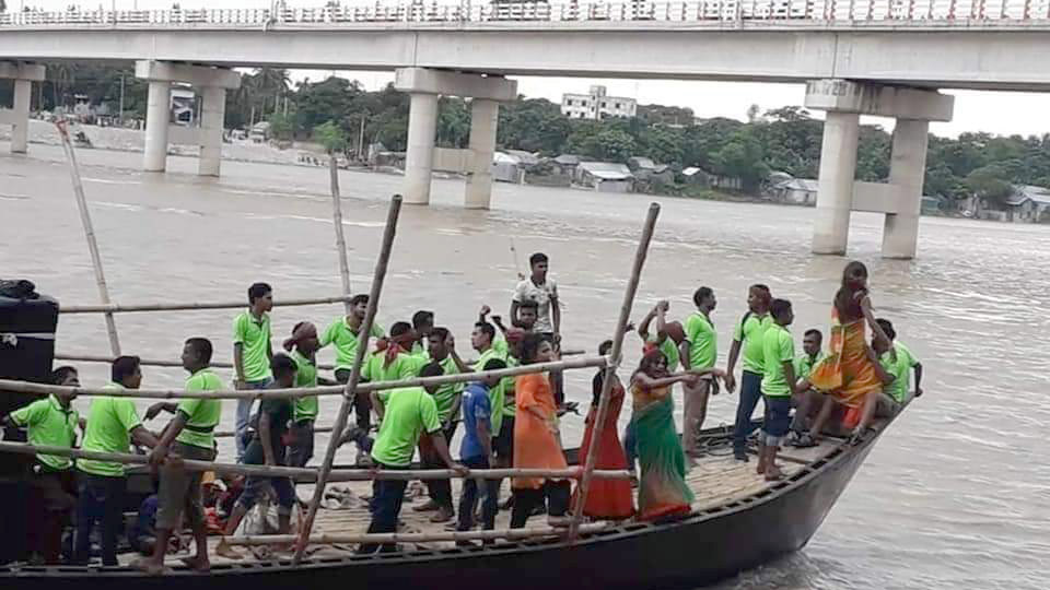 নৌকা ভ্রমণ: আনন্দের নামে চলছে অশ্লীলতা   