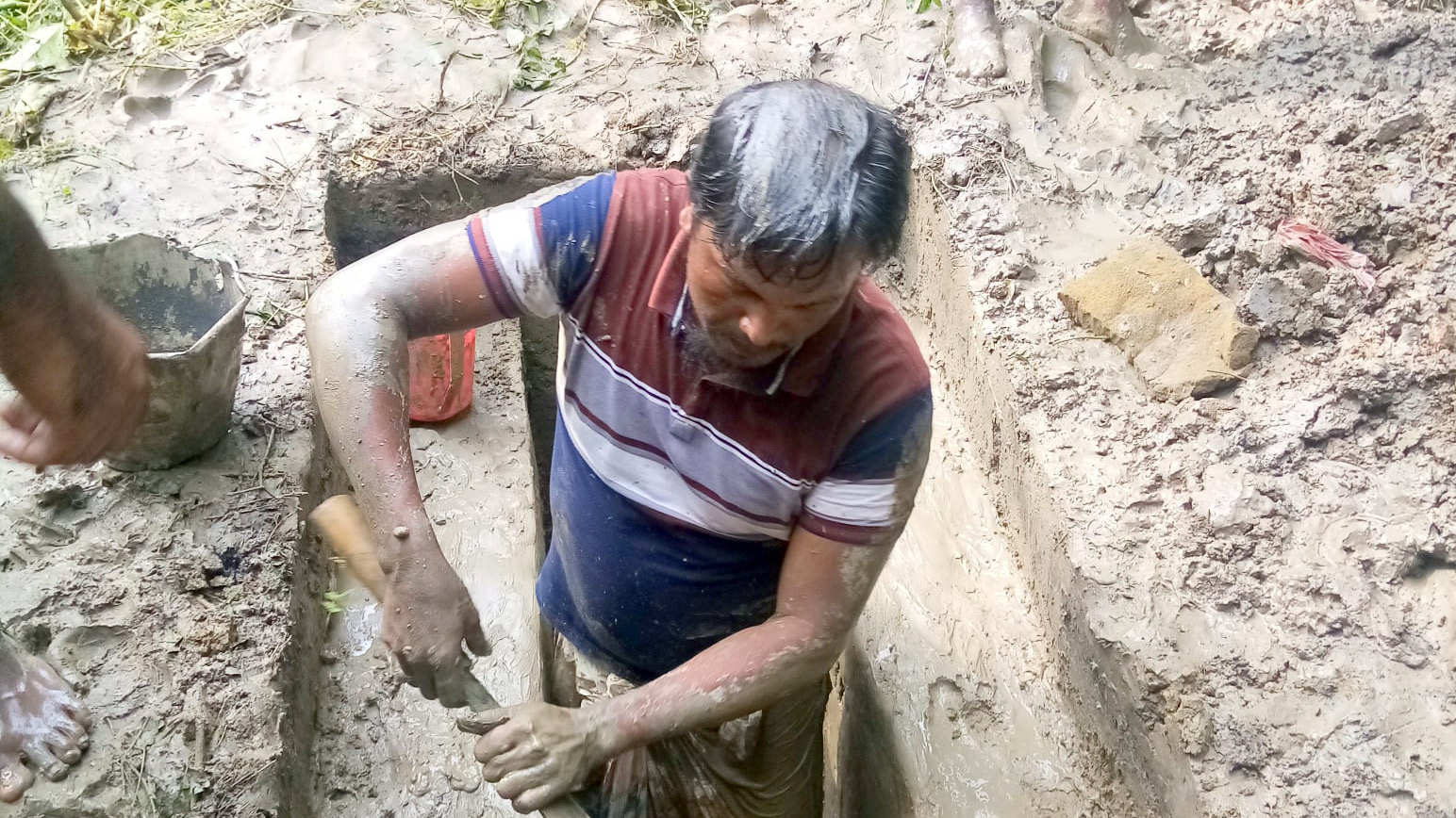 কবর খুঁড়েই স্বস্তি তাঁদের
