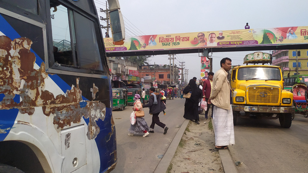 ঝুঁকি নিয়ে মহাসড়ক পারাপার