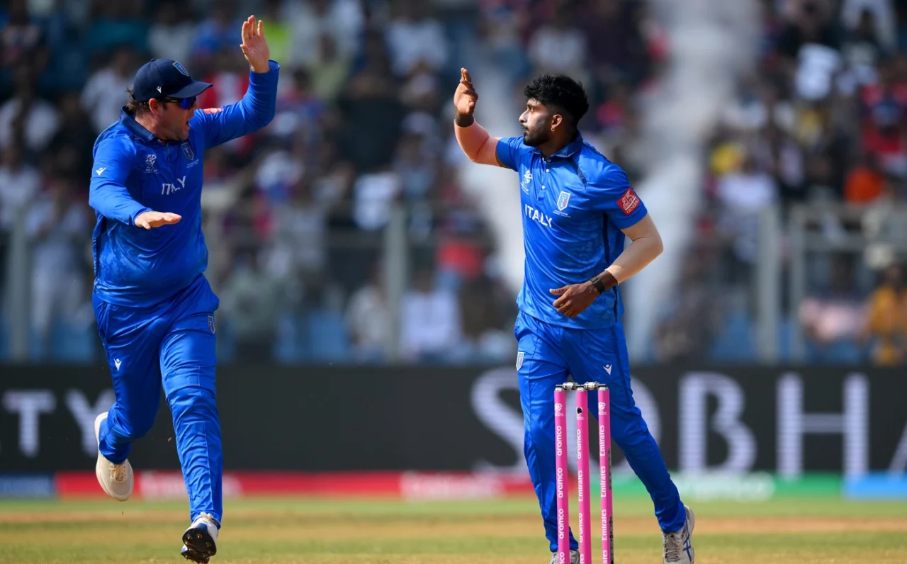 ইতালির এই জয়ের অন্যতম নায়ক পেসার ক্রিশান কালুগামাগে, যিনি মাঠের বাইরে একজন পেশাদার পিৎজা প্রস্তুতকারক। তার ১৮ রানে ৩ উইকেটের মরণকামড়েই ধসে পড়ে নেপালের ইনিংস।