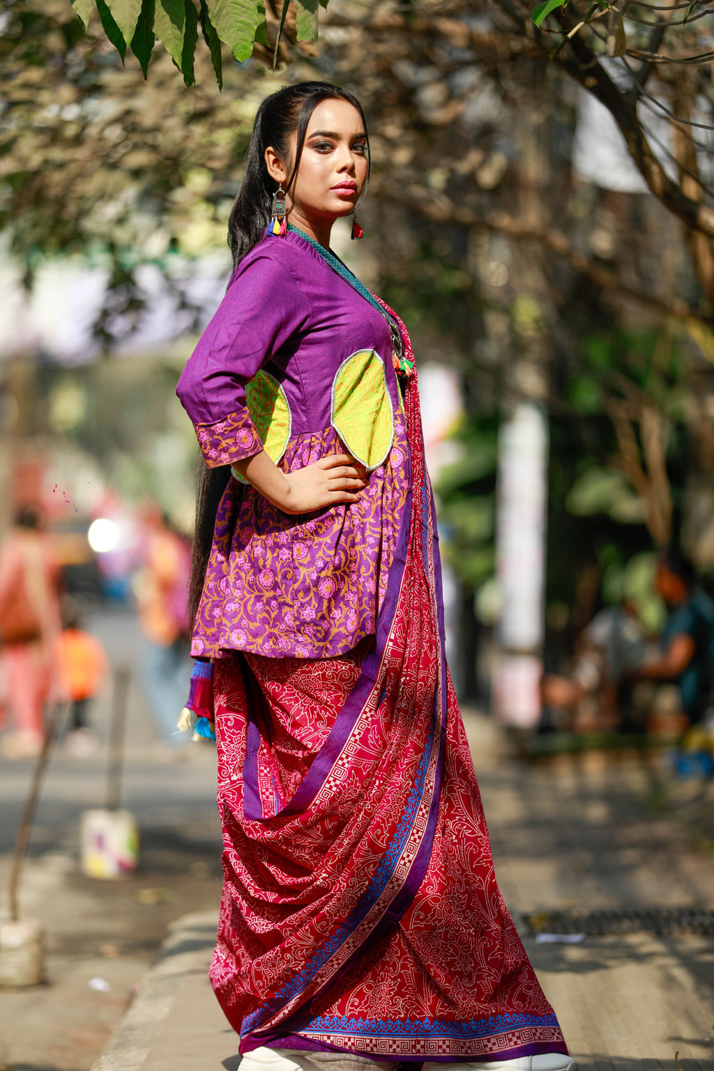 যেহেতু সব সময় শাড়ি পরেন না, তাই সুতি শাড়ি বেছে নিন। মডেল: রিতু দত্ত, পোশাক ও জুয়েলারি: অন ক্লাউড নাইন অ্যান্ড হাফ, মেকআপ: নিউ রেড বিউটি স্যালন। ছবি: হাসান রাজা