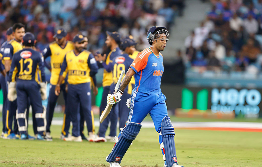 এবারের এশিয়া কাপে ছয় ম্যাচের ছয়টিতে জিতে ফাইনালে উঠেছে ভারত। কিন্তু দল ভালো খেললেও ছন্দে নেই অধিনায়ক সূর্যকুমার যাদব। শ্রীলঙ্কার বিপক্ষে গতকাল ১৩ বলে ১২ রান করে আউট হয়েছেন। ছবি: এএফপি