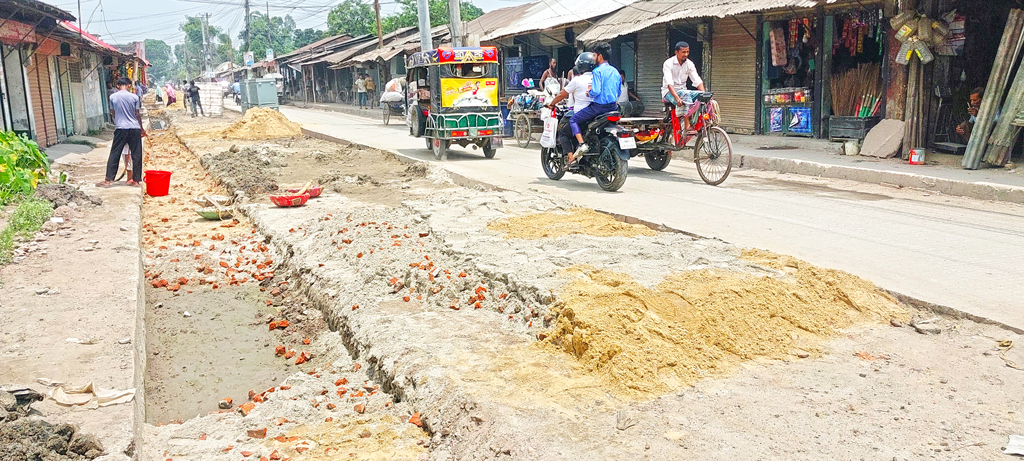 নীলফামারীর সৈয়দপুর: দুই সড়ক সংস্কার কাজে ধীরগতি, ভোগান্তি