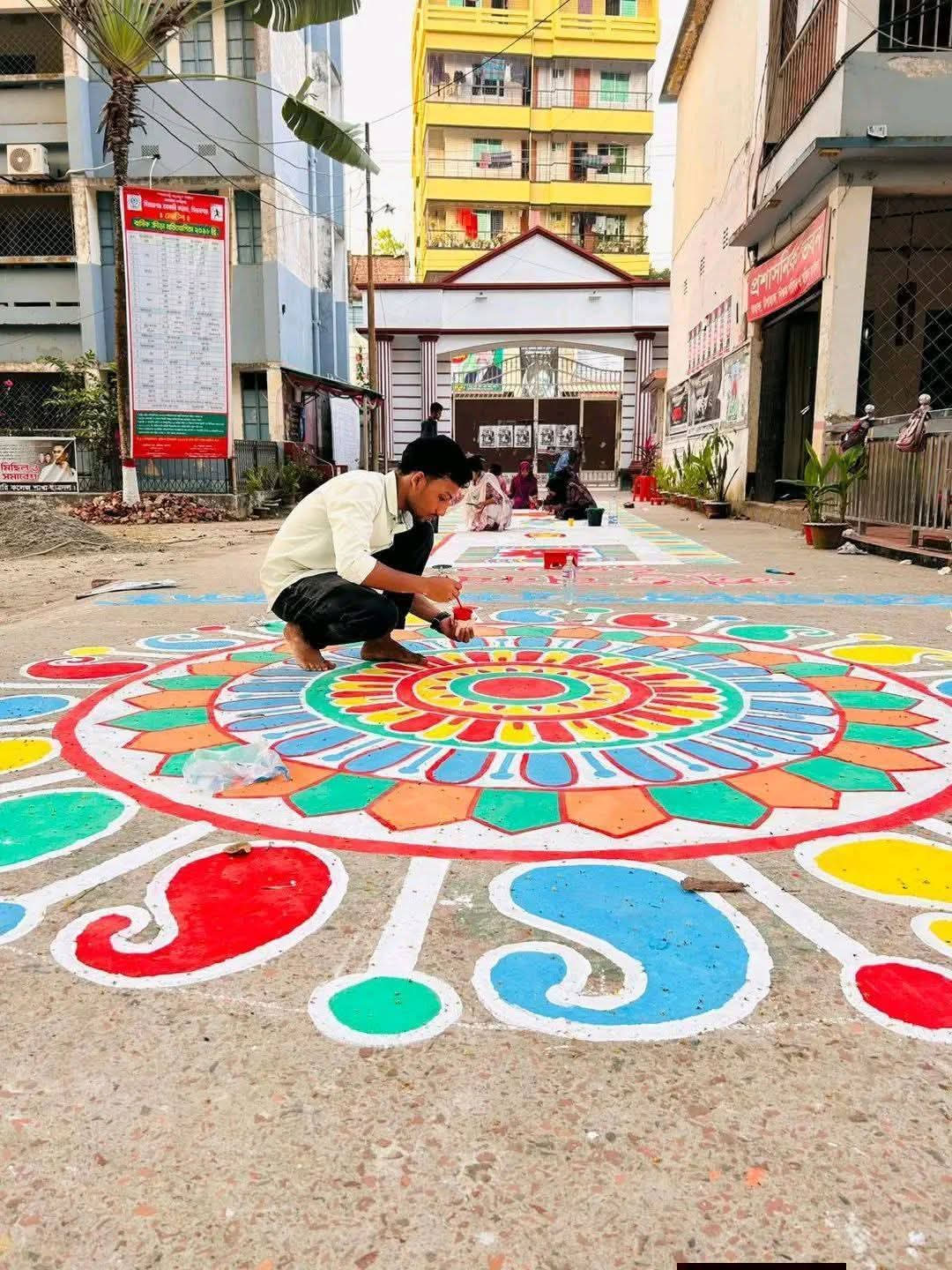 পুরোনো সব জীর্ণতা ও গ্লানি পেছনে ফেলে চৈত্রের দাবদাহ পেরিয়ে প্রকৃতিতে এখন নতুন বছরের আগমনী বার্তা। বাংলা ১৪৩৩ বঙ্গাব্দকে বরণ করতে প্রস্তুত হচ্ছে সিরাজগঞ্জ সরকারি কলেজ। ছবিটি তুলেছেন আবদুল্লাহ আল মারুফ।