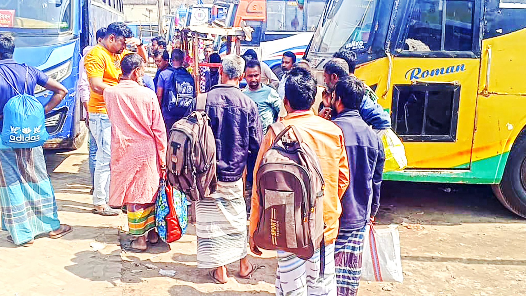 জীবিকার খোঁজে অন্য জেলায় ছুটছেন তাঁরা