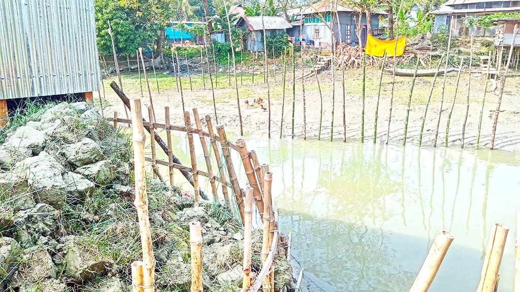 বরিশালের মুলাদী: নদী দখল করে দোকান, নৌযান চলাচল ব্যহত